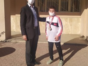 Eskişehirli Öğrenci Ramazan Efe Ar, Türkiye Birincisi Olarak ‘Altın Madalya’ Kazandı