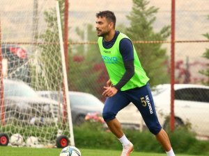 Oussama Haddadi: "Başakşehir Karşısında Daha İyi Konsantre Olarak Sahadan Galip Ayrılacağız"