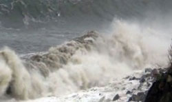 Karadeniz’de Fırtına Dev Dalgaları Kıyıya Vurdu