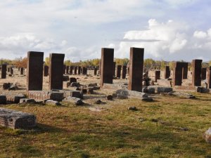 Likenleri Temizlenen Selçuklu Mezarlığındaki Taşlar Tarihe Işık Tutuyor