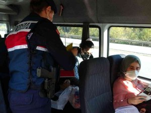 Jandarma Minibüse Yolcu Gibi Bindi, Kurallara Uymayan Sürücüleri Denetledi