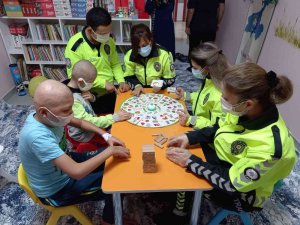 Polisten Hematoloji Bölümünde Tedavi Gören Çocuklara Ziyaret