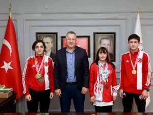 Başarılı Sporcular Madalyaları İle Başkan Işıksu’yu Ziyaret Ettiler