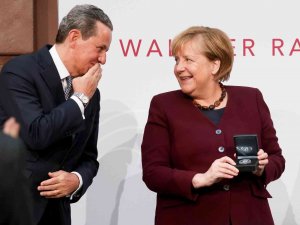 Merkel’e Walther Rathenau Ödülü Verildi