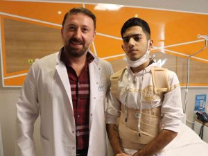 Doğuştan Skolyoz Olan Hastayı 4 Saatte İyileştirdi