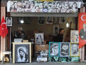 Gençler Önce Sipariş Veriyor, Sevgililerinden Ayrılınca Ressamı Engelliyor