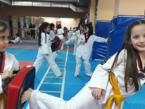 Ortaokul Öğrencileri Taekwondo Kursunda Enerjilerini Atıyor