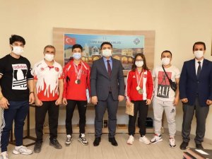 Şampiyon Sporcular Kaymakam Tunç İle Bir Araya Geldi