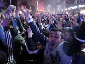 Trabzonsporlu Taraftarlar Sokağa Döküldü, Galibiyeti Kutladı