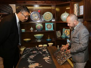 Çini Sanatçısı İ̇smail Yiğit’in Eserlerini İnceledi