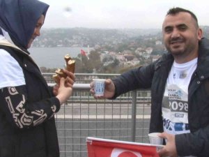 Maratondan Renkli Görüntüler: Boğaza Karşı Çay Simit Keyfi Yaptılar