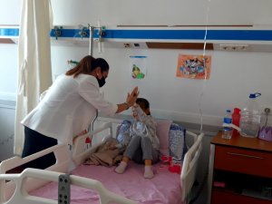 Lösemi Hastası Çocukları Ziyaret Edip Oyuncak Dağıttı