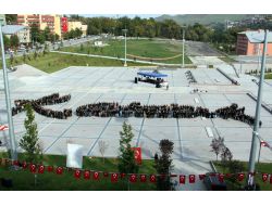 Karabük’te 500 Kişi Atatürk’ün İmzasını Oluşturdu