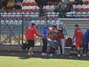 Sakatlık Geçiren Rakip Takım Oyuncusunu Sırtında Taşıdı