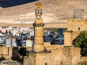 Niğde Belediyesi Saat Kulesini Tamir Ettiriyor