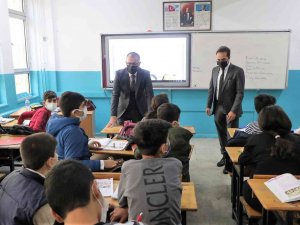 Kayapınarlı Öğrencilerden Kaymakam Koç’a Sevgi Gösterisi