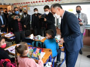 İ̇negöl Belediyesi Öğrencileri Kitapla Buluşturuyor