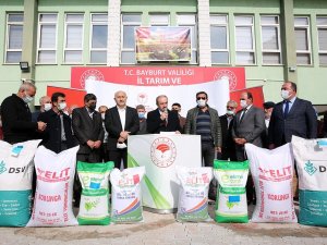 Bayburt’ta Çiftçilere Tohum Dağıtıldı