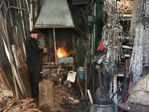 Bayburtlu Demirci Ustası Ekmeğini Çeyrek Asırdır Demir Döverek Kazanıyor