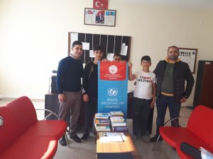 Bingöl’de Köy Okuluna Kitap Bağışı Yapıldı