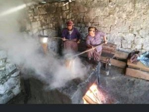 Burhaniye’de Üzüm Pekmezleri Hazırlandı