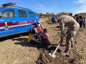 Elazığ’da Jandarma Ekipleri Bir Günde 8 Bin 300 Fidan Dikti
