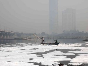 Hindistan’da Yamuna Nehri Zehirli Köpükle Kaplandı