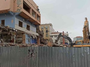 Keşan Belediyesi Eski Hizmet Binasının Yıkımı Başladı