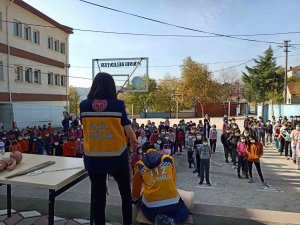 Öğrencilere İlk Yardım Dersi Verdiler