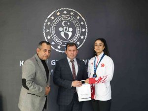 Mensure Karadayı, Kick Boks’ta Dünya Üçüncüsü Oldu