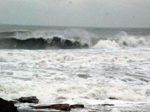 Karadeniz’de 4 Metreyi Bulan Dev Dalgalar, Sahilleri Dövüyor