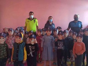 Öğrencilere ’Güvenlik Kuralları Ve Trafik Yaya Güvenliği’ Anlatıldı