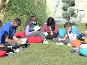 Peribacaları Arasında Kitap Okudular