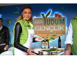 Ünlü Manken Özge Ulusoy Ayvalıklılara Zeytin Yağlı Somon Balığı İkram Etti