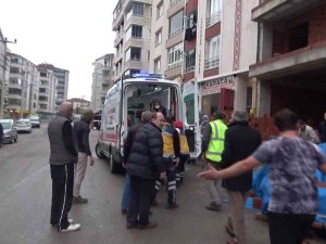 Oğlunun Gözleri Önünde İnşaattan Düşen İşçi Ağır Yaralandı