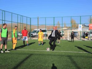 Tuşba Belediyesi Semt Sahalarının Açılışını Yapıyor