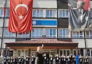 Rize’de Minik Öğrenciler “Fikirler Ölmez” Şiiri ile Atatürk’ü Andı