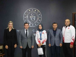 Kick Boks Dünya İkincisi Türksoy, İ̇l Müdürü Kabakcı’yı Ziyaret Etti