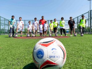 Büyükşehir, Yaz Kış Demeden Gençleri Spor İle Buluşturuyor