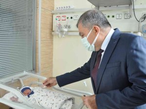 Vali Işık, Ambulansta Doğum Yapan Anne İle Bebeğini Hastanede Ziyaret Etti
