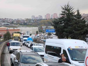 Tır İle Kamyon Çarpıştı, Trafik Felç Oldu