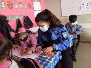 Polis Çocuklarla Boyama Yaptı