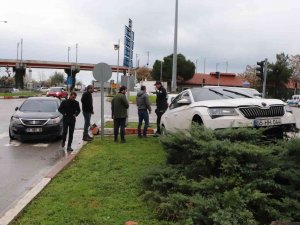 Samsun’da Trafik Kazası: 1 Otomobil Refüje Çıktı