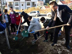Başkan Tanır, Çocuklarla Birlikte Ağaç Dikti