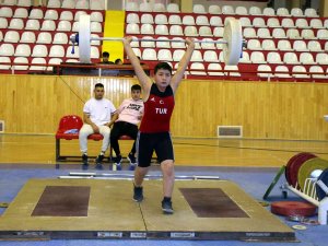 Okullar Halter Müsabakasında Yarıştı