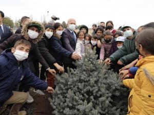 Ağrı’da ‘Geleceğe Nefes Kampanyası’ Kapsamında Fidan Dikim Etkinliği Düzenlendi