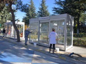 Isparta’da Otobüs Durakları Sabunlu Suyla Temizleniyor
