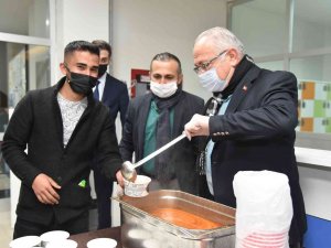 Rektör Namık Ak, Ders Çalışan Öğrencilere Çorba İkram Etti