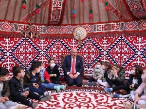 Başkan Altınok Minik Öğrencilere Masal Okudu