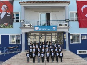 Çeşmeli 515 Öğrenciden Atatürk İmzalı Koreografi